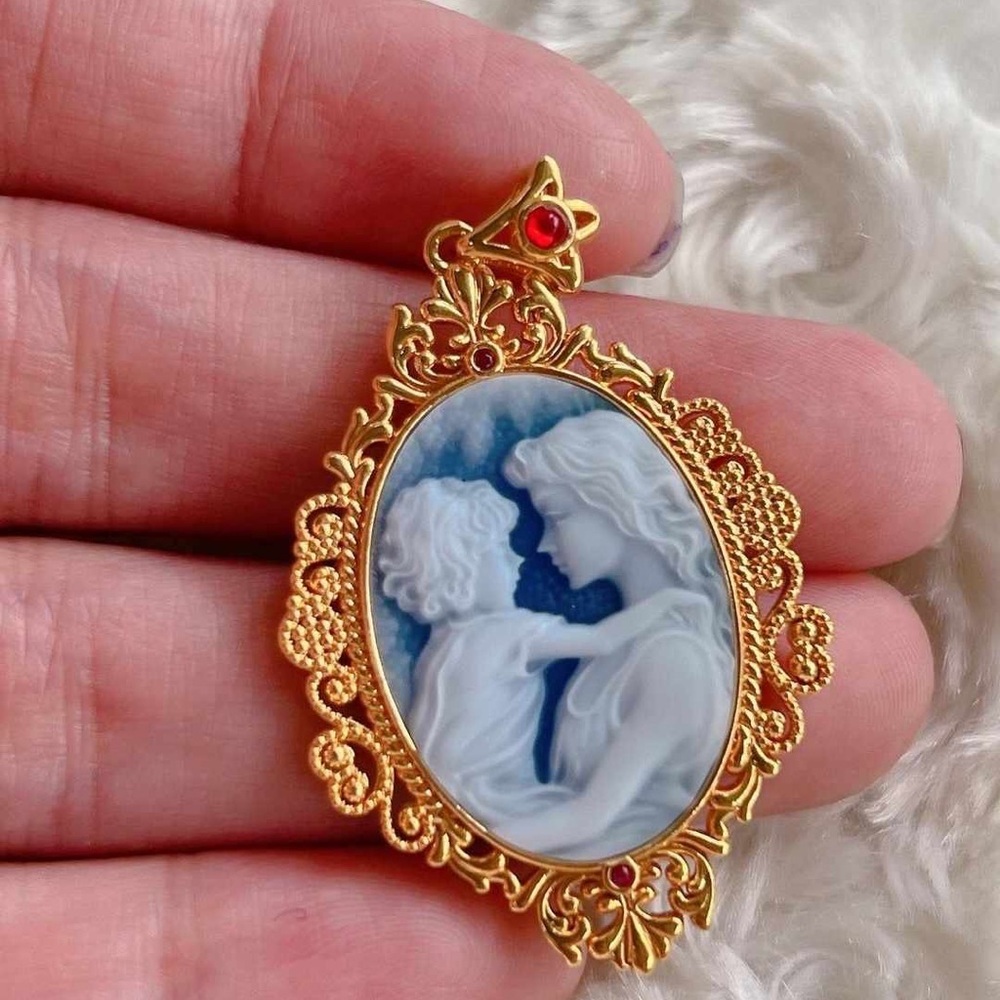 Cameo pendant 18k gold frame